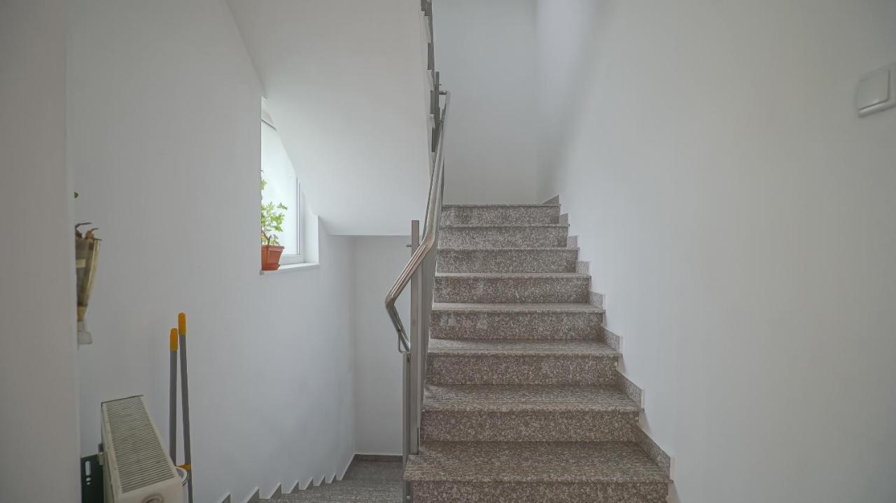 Vilux With Indoor Private Parking Apartment Brasov Luaran gambar