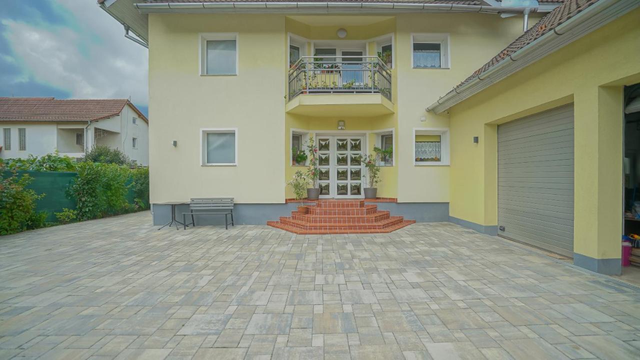 Vilux With Indoor Private Parking Apartment Brasov Luaran gambar