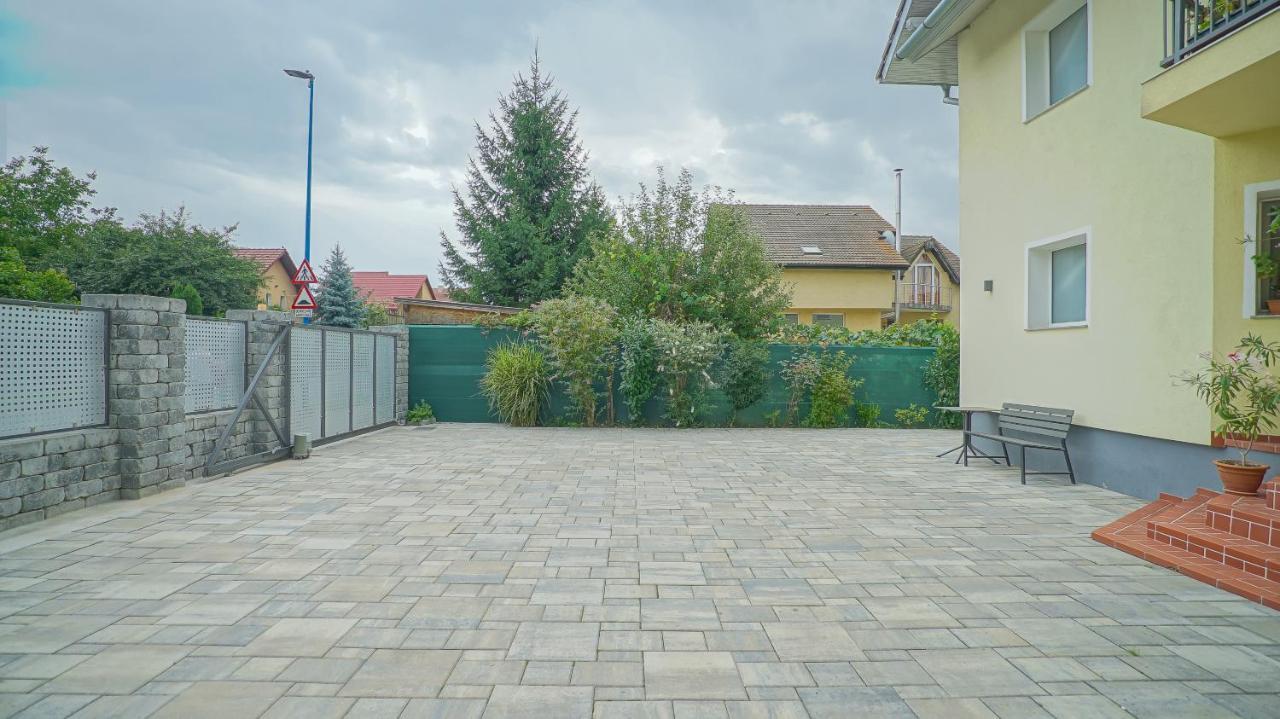 Vilux With Indoor Private Parking Apartment Brasov Luaran gambar